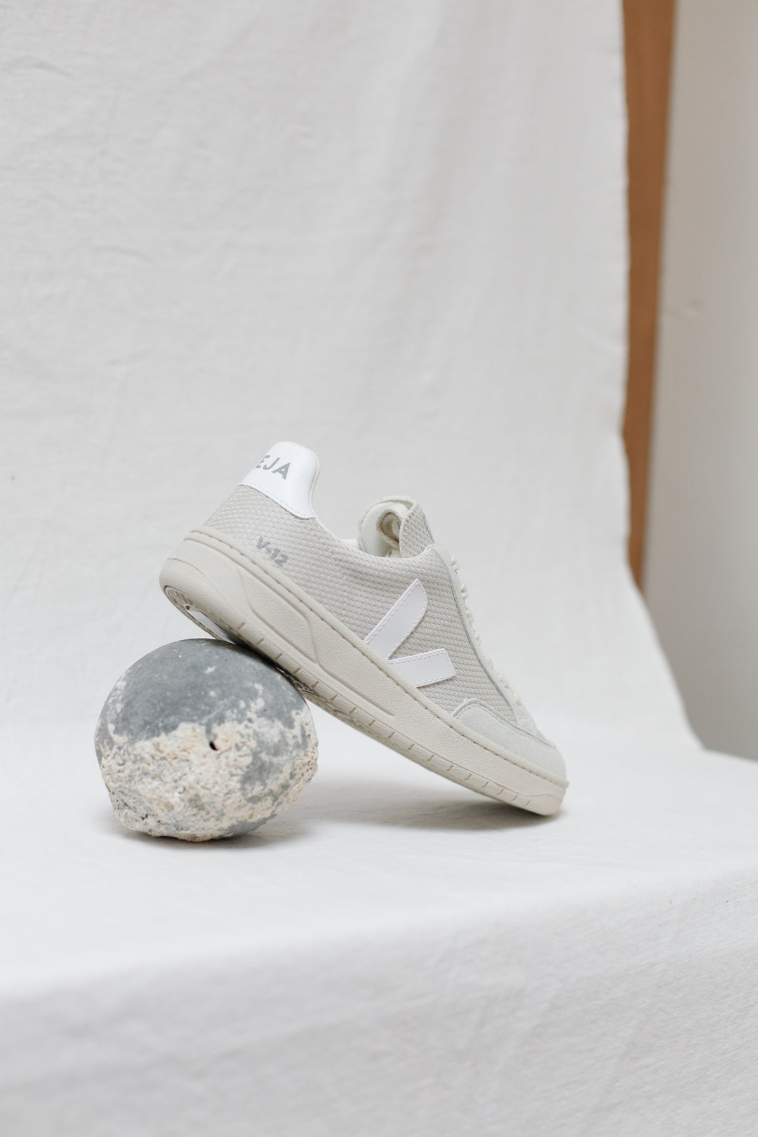 Veja V-12 Alveomesh Natural White – Blackbird Goods