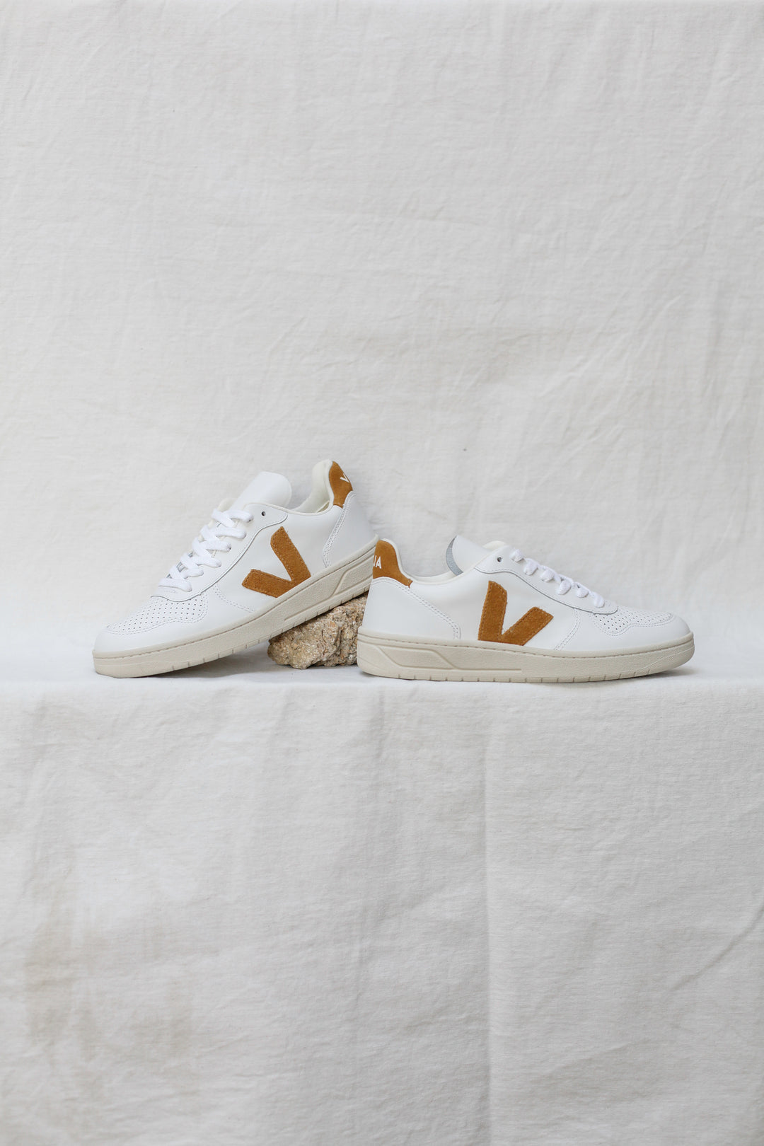 v 10 leather white camel