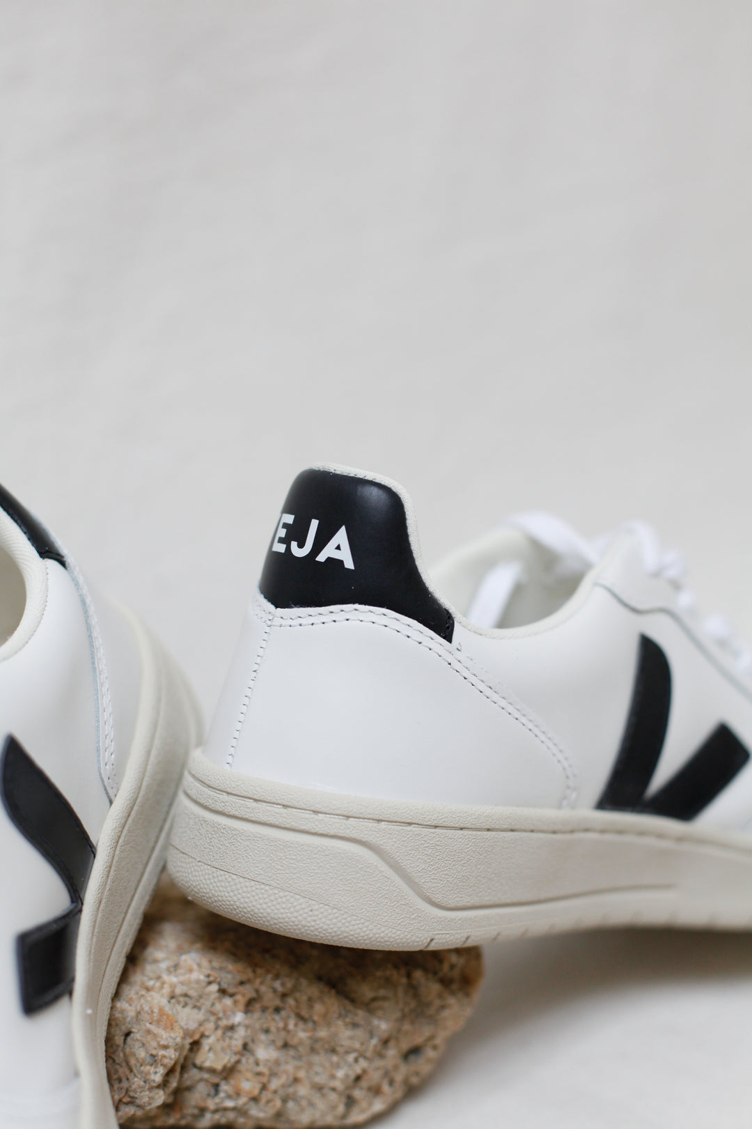 新品未使用品 VEJA V10 LEATHER EXTRA Veja | Buy V10 Leather - extra white/black online | Good As